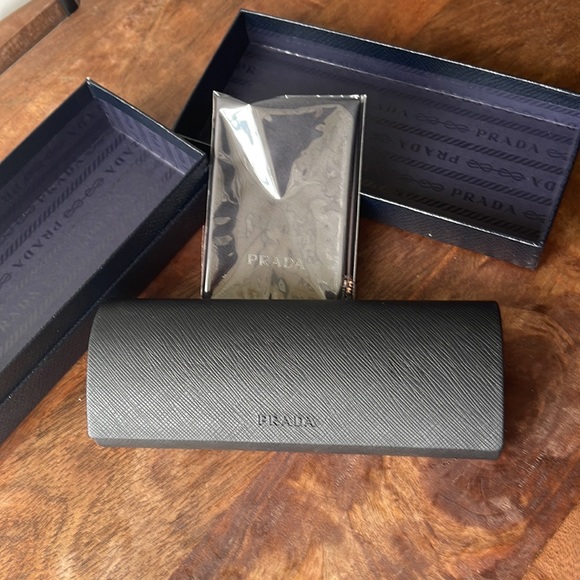 Prada glasses or sunglasses hard case navy with cleaning cloth - Picture 2 of 7